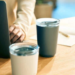 Kinto To-Go Tumbler 360 Ml Mit Stöpsel Khaki -Kaffeeserie Geschäft 105563 105563 kinto togotumbler 360ml with plug khaki 3